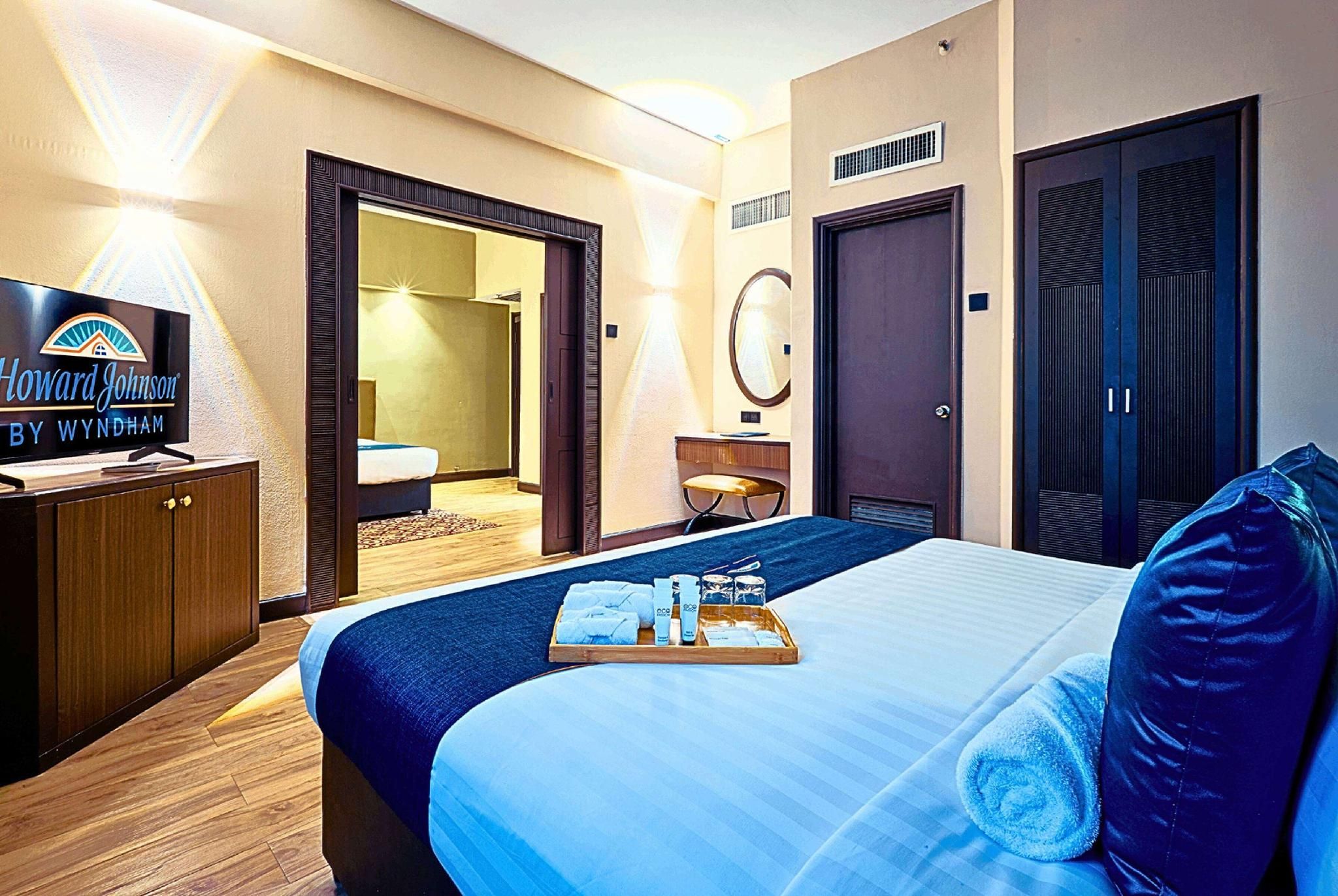 1 King Bed, 2 Single Beds, Deluxe Room, Non-Smoking