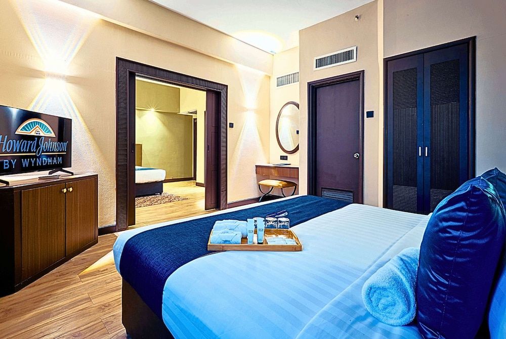 Deluxe Room, 1 King Bed with 2 Single Bed, Non Smoking