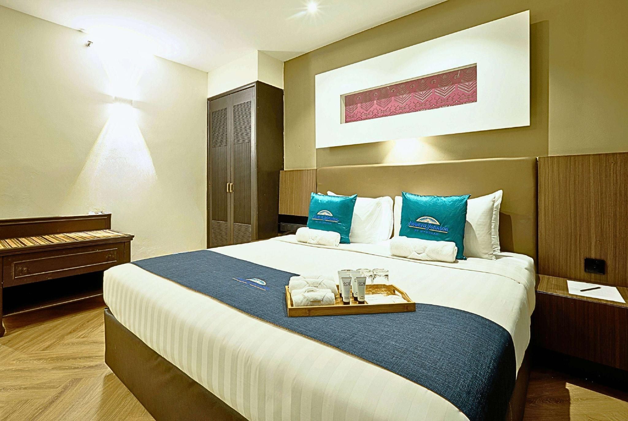 1 King Bed, Deluxe Room, Non-Smoking