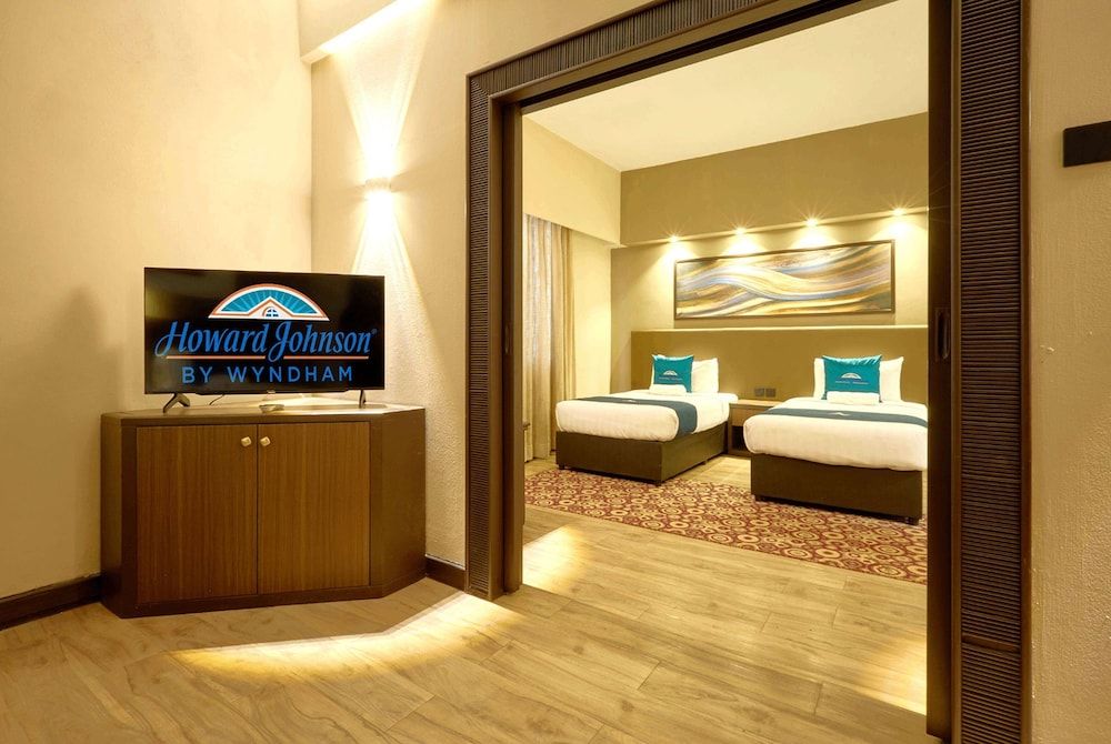 Deluxe Room, 1 King Bed with 2 Single Bed, Non Smoking