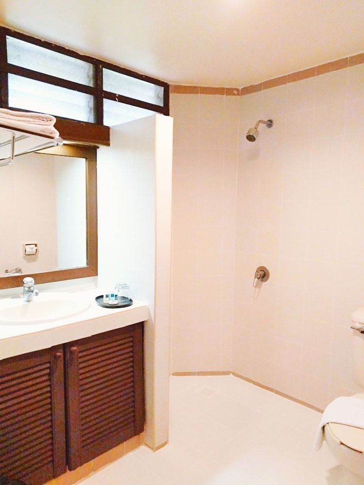 Sutra Beach Resort Deluxe Twin Room, Sea View 7