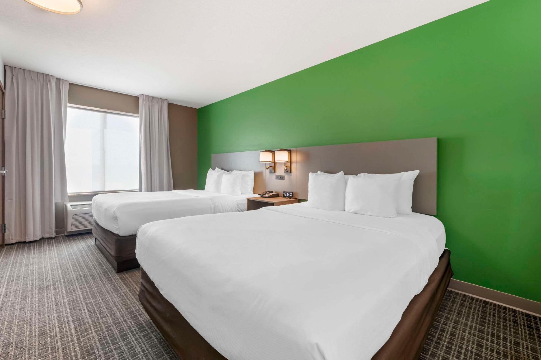 1 King Bed, 2 Queen Beds, Suite, Nonsmoking