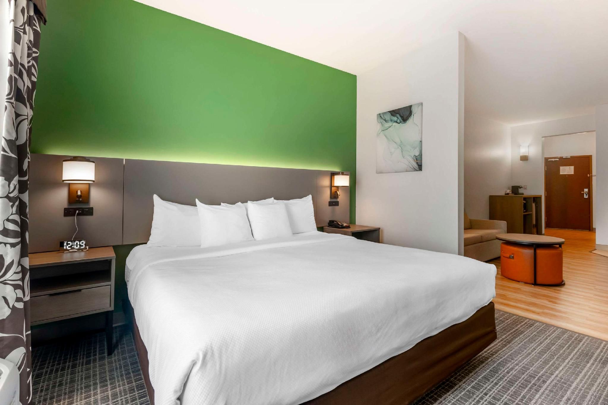 2 Queen Beds, Business Room, Suite, Nonsmoking
