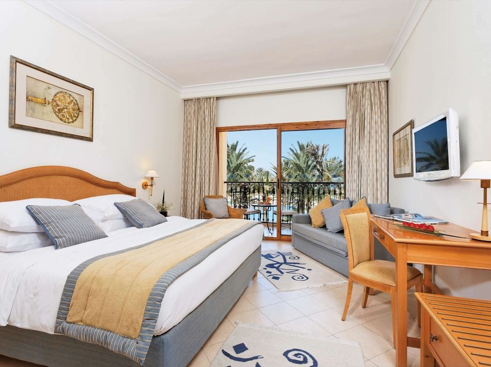 Classic Room, 1 King Bed, Pool View