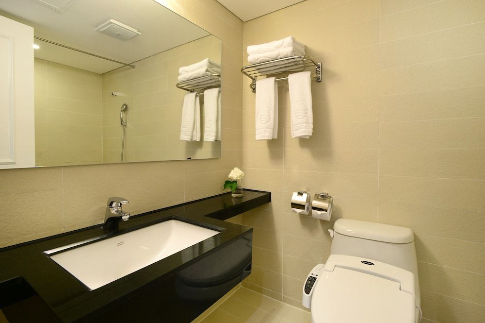 Jeju Oriental Hotel & Casino Standard Twin (1 Semi-double+1 Single or 2 Singles,random assigned to lower floor) 2