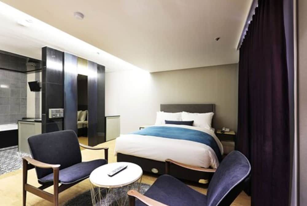 Hotel Elleinn Deluxe Double Room 4