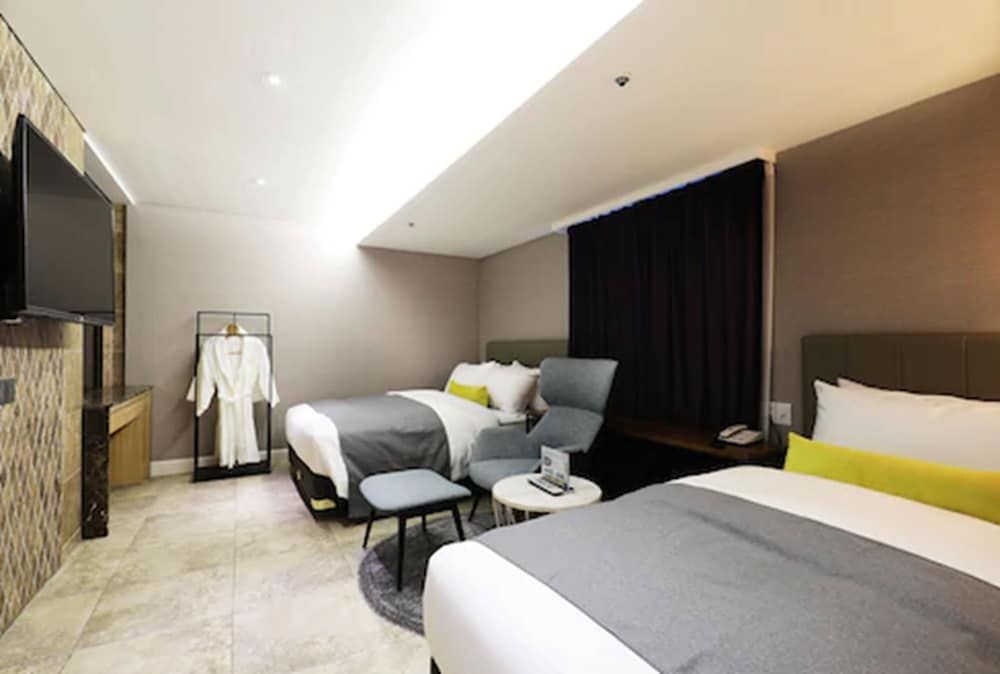 undefined Hotel Elleinn 10