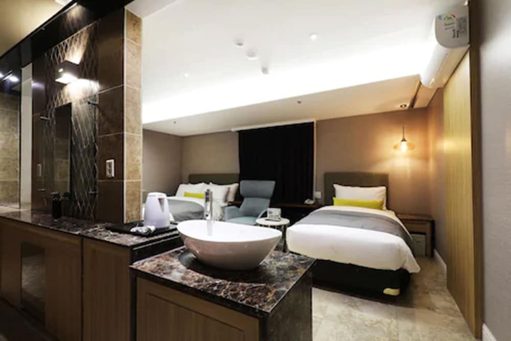 Hotel Elleinn Deluxe Twin Room 3