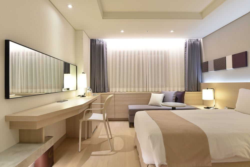 Pacific Hotel Standard Double Room 4