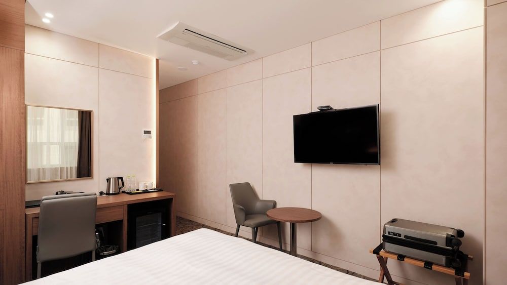 New Seoul Hotel Deluxe Double Room 6