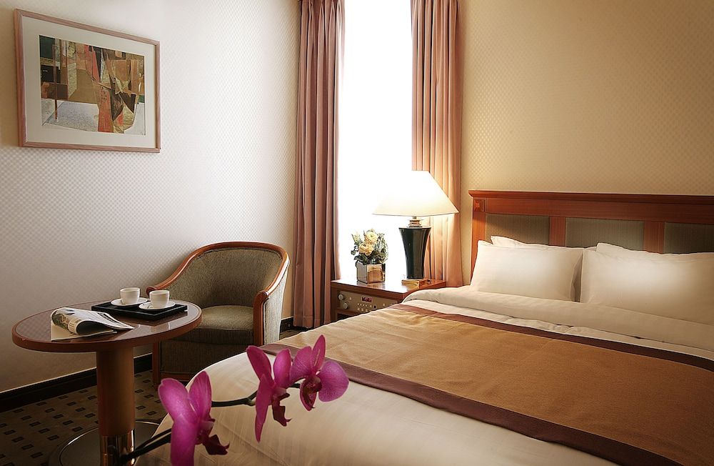 undefined Hotel Paragon 2