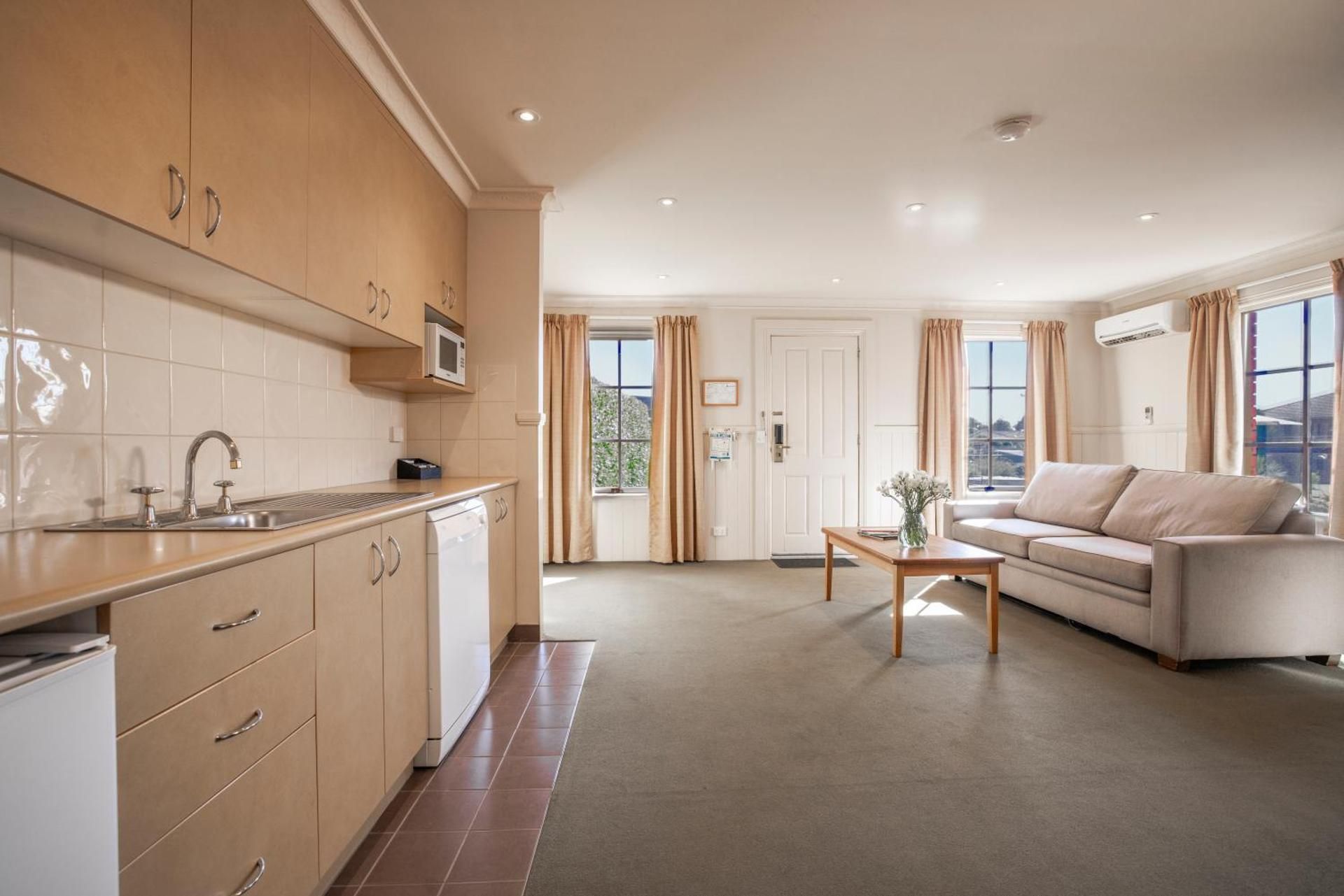 Country Club Villas Launceston 1 Bedroom Garden View 2