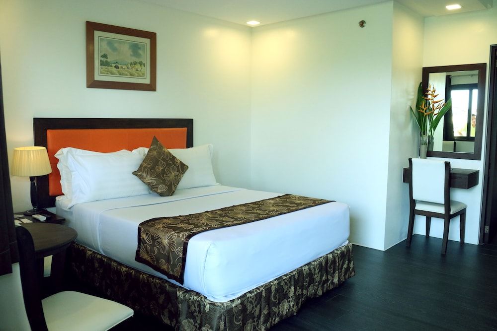 Paradise Garden Hotel and Convention Boracay Powered by ASTON Deluxe Room 5