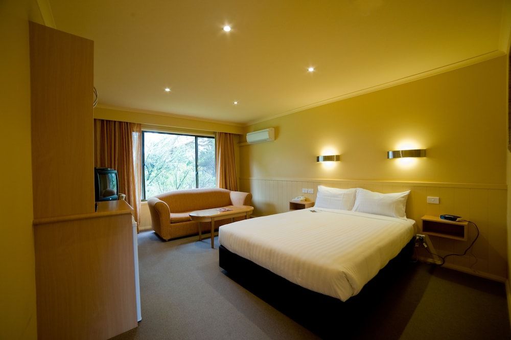 Strahan Village Hilltop Standard Room 3