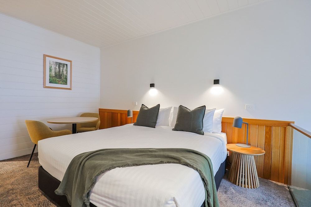 Strahan Village Premium Harbour View Room 2