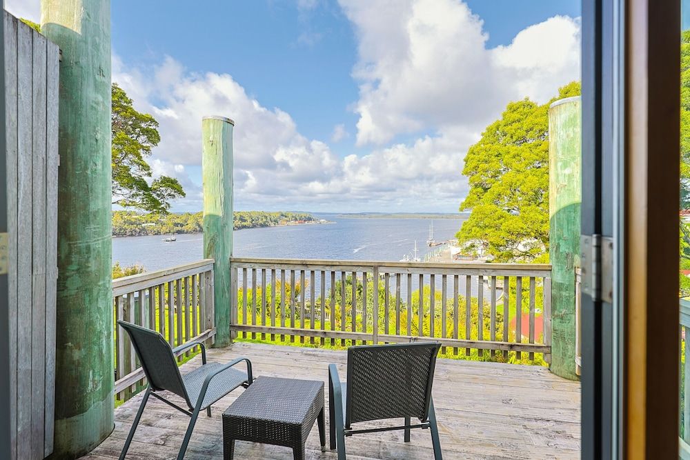 Strahan Village Premium Harbour View Room 4
