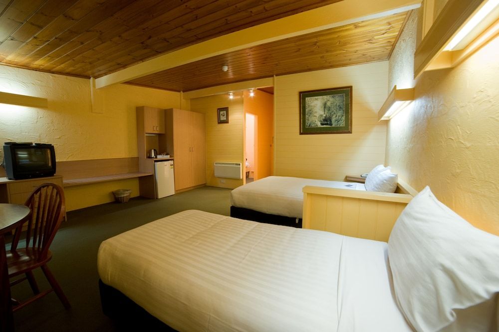 Strahan Village Hilltop Standard Room 2