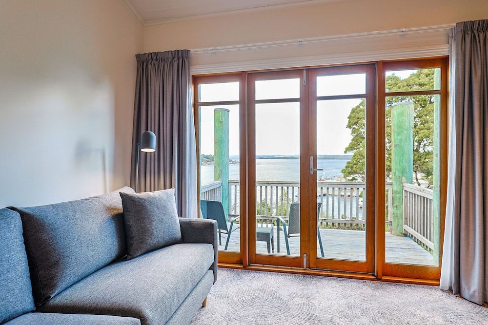 Strahan Village Premium Harbour View Room 3