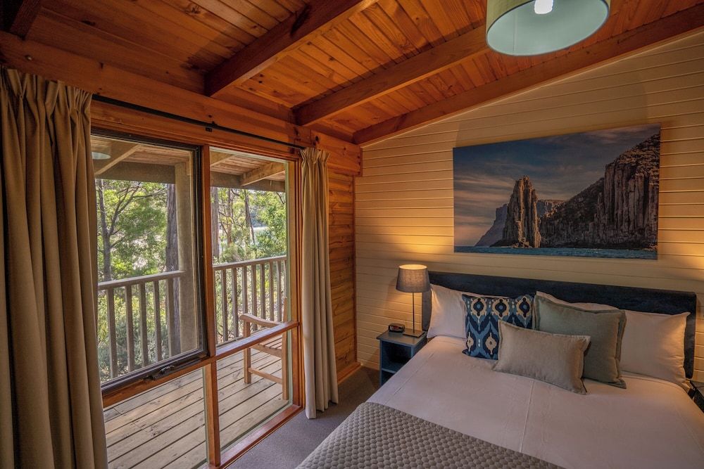 Stewarts Bay Lodge Cabin, 3 Bedrooms, Garden View