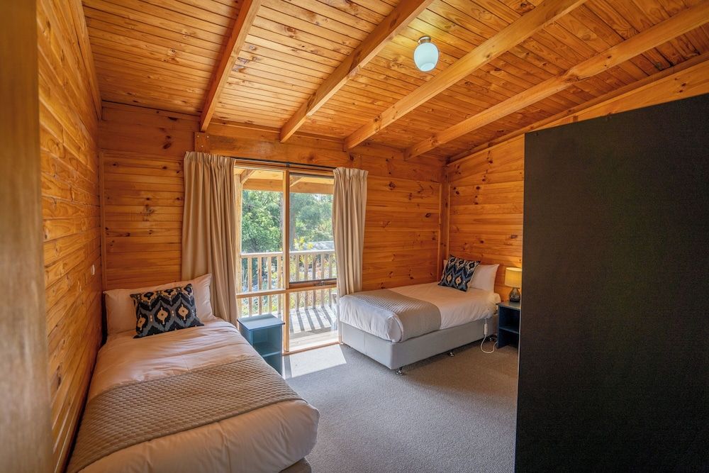 Stewarts Bay Lodge Cabin, 3 Bedrooms, Garden View 2