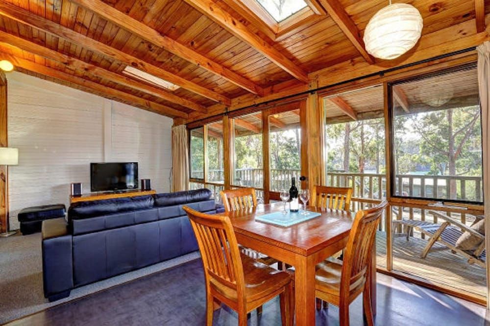 Stewarts Bay Lodge Cabin, 3 Bedrooms, Garden View 4