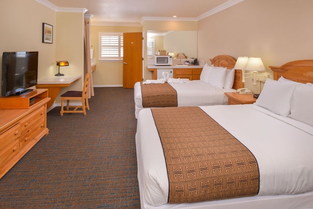 Cayucos Beach Inn Room, 2 Queen Beds, Accessible 2