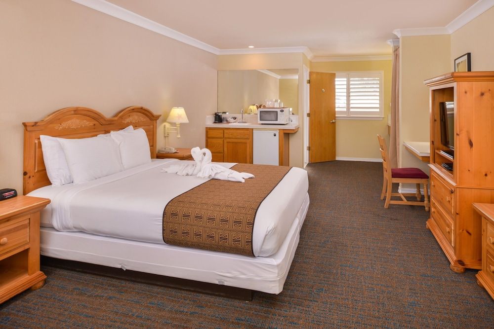 Cayucos Beach Inn Room, 1 King Bed, Accessible