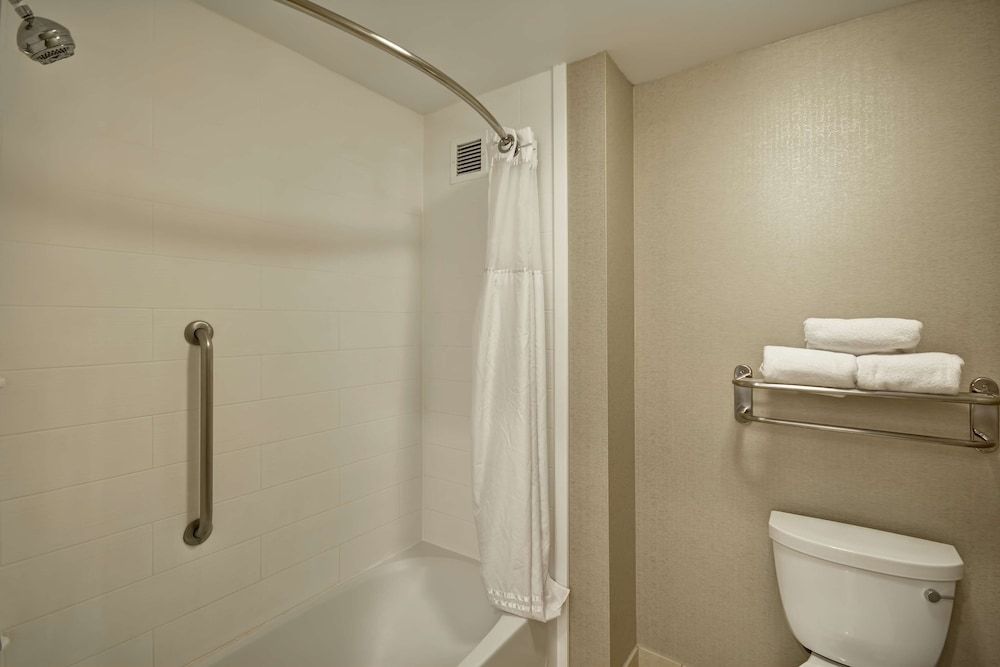 Suite, Accessible, Bathtub (Mobility & Hearing)