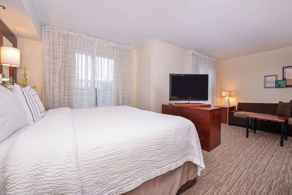 Studio, 1 King Bed with Sofa bed (Hearing Accessible)