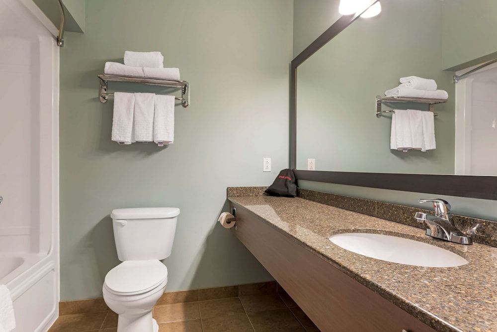 Best Western Plus Liverpool Hotel & Conference Centre Standard Room, 2 Queen Beds, Non Smoking, Refrigerator 5