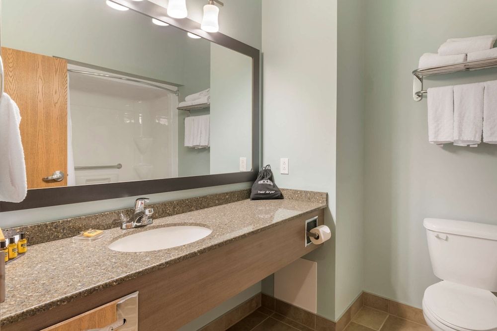 Best Western Plus Liverpool Hotel & Conference Centre Standard Room, 1 King Bed, Non Smoking, Refrigerator (with Sofabed) 5