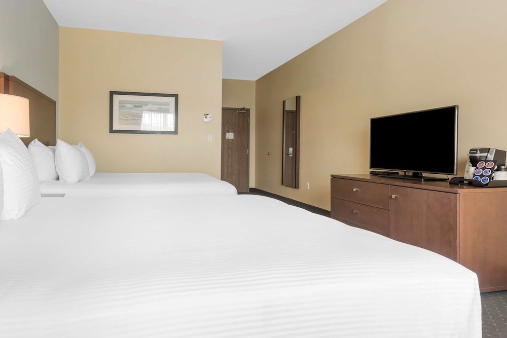 Best Western Plus Liverpool Hotel & Conference Centre Standard Room, 2 Queen Beds, Non Smoking, Refrigerator 3