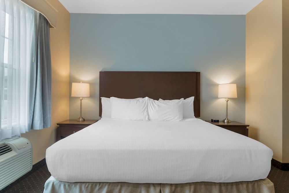 Best Western Plus Liverpool Hotel & Conference Centre Standard Room, 1 King Bed, Non Smoking, Refrigerator (with Sofabed) 3