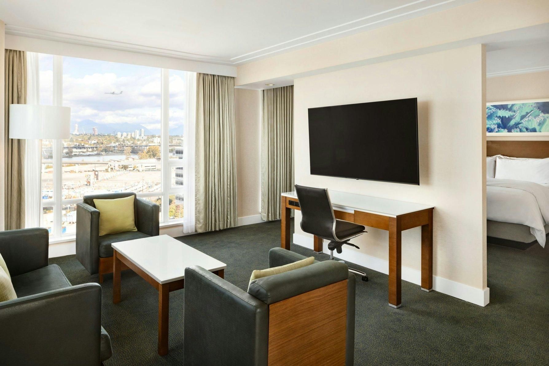 1 Bedroom Corner Suite, 1 Bedroom Suite, 1 King, Corner room