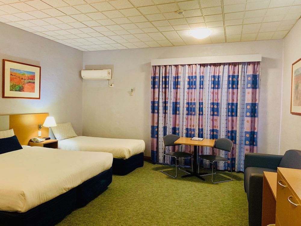 Desert Cave Hotel Above Ground Family Triple Room