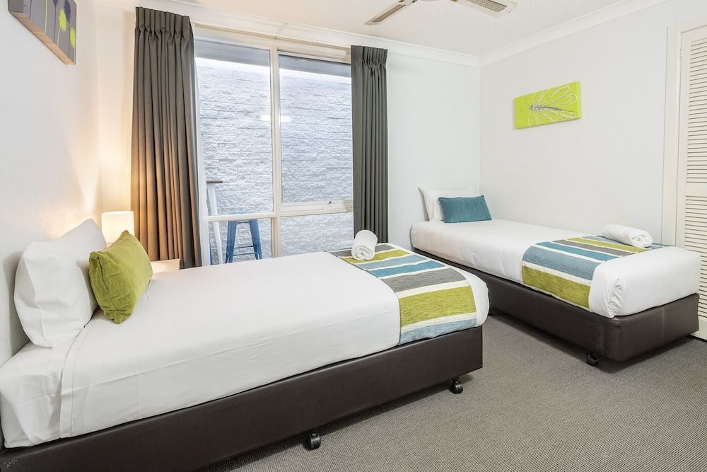 The Beach Motel Hervey Bay Standard Apartment, 4 Bedrooms 3