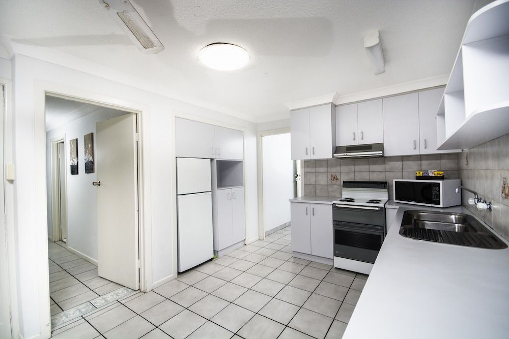 The Beach Motel Hervey Bay Standard Apartment, 4 Bedrooms 5