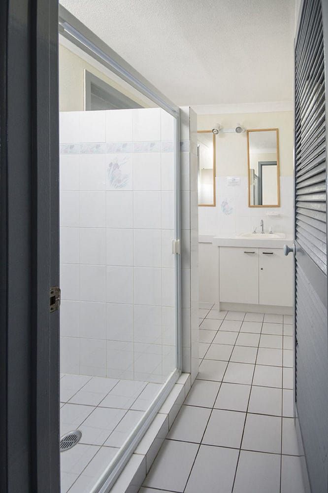 The Beach Motel Hervey Bay Standard Apartment, 4 Bedrooms 8