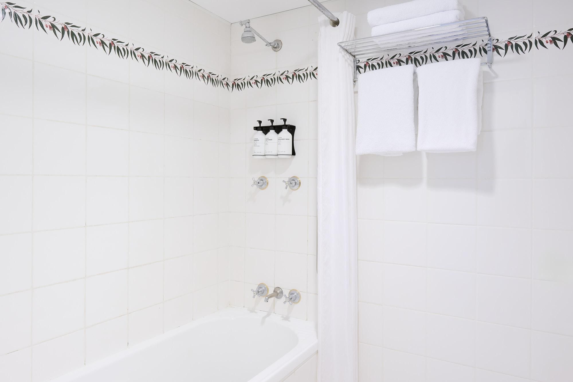 Abode Tuggeranong Queen Room 2