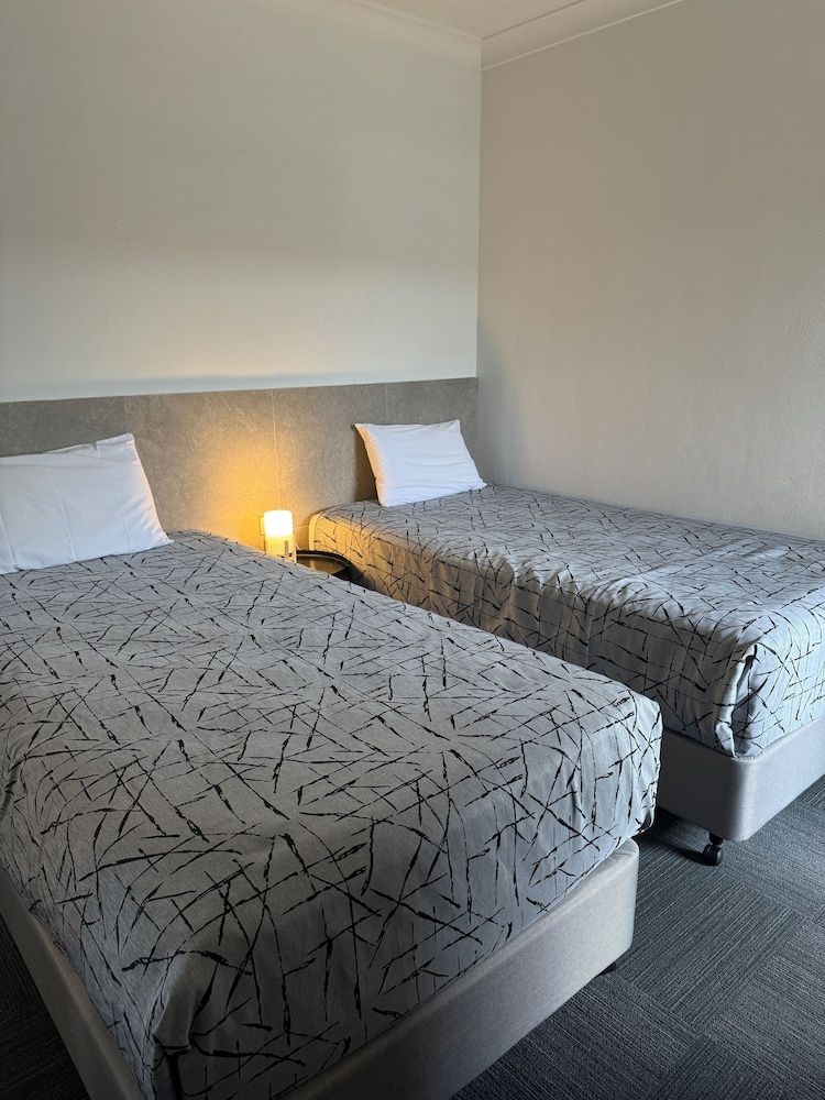 Longreach Motor Inn Family Room, Non Smoking, Balcony, 2 BR Family Suite (Newly Renovated)