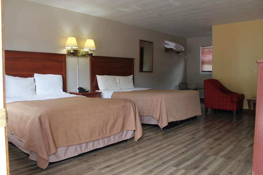 Motel Reedsburg Two queen beds non smoking 4