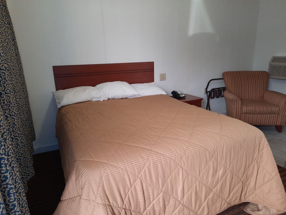 Motel Reedsburg Basic Single Room, 1 Queen Bed 3