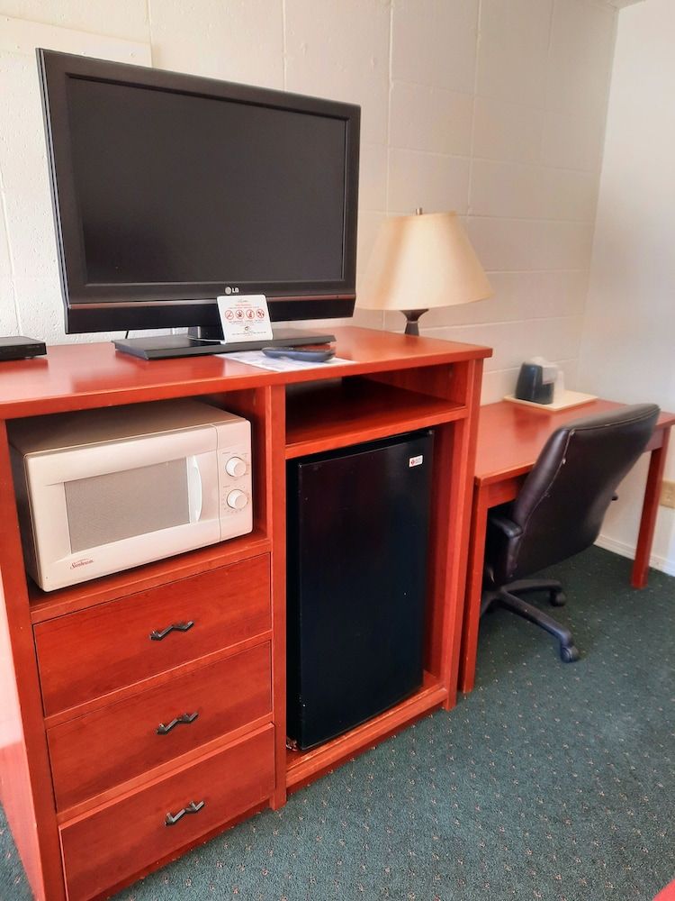 Motel Reedsburg One king bed non smoking 4