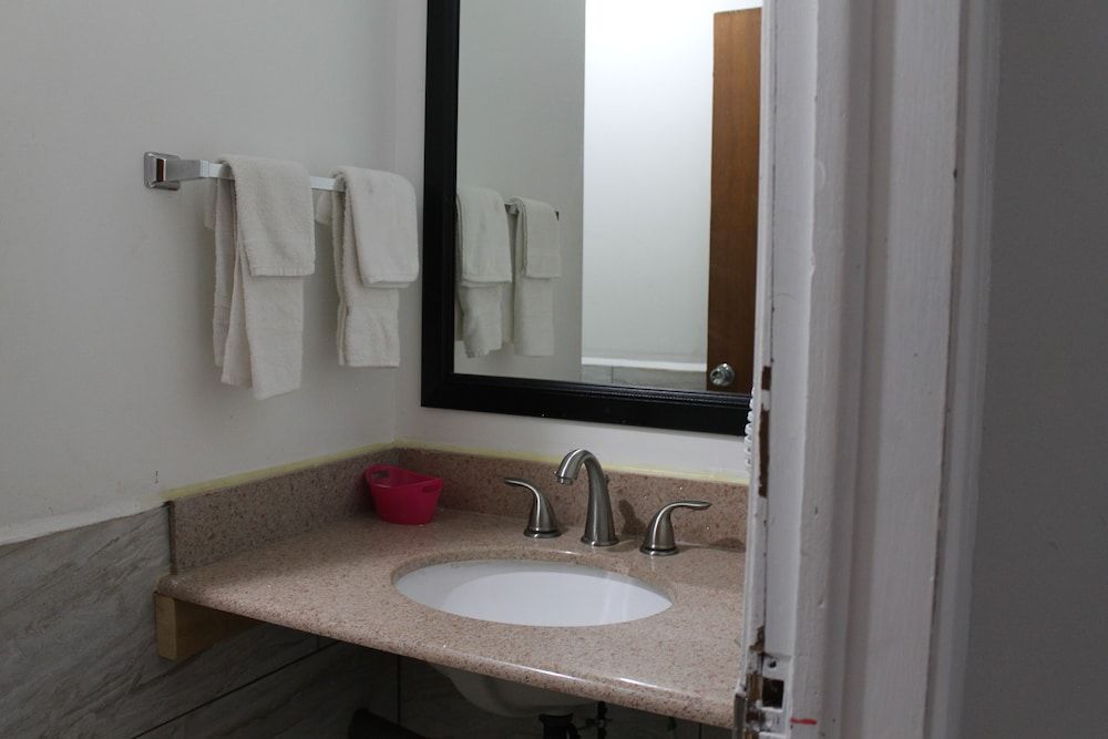 Motel Reedsburg Two queen beds non smoking 9