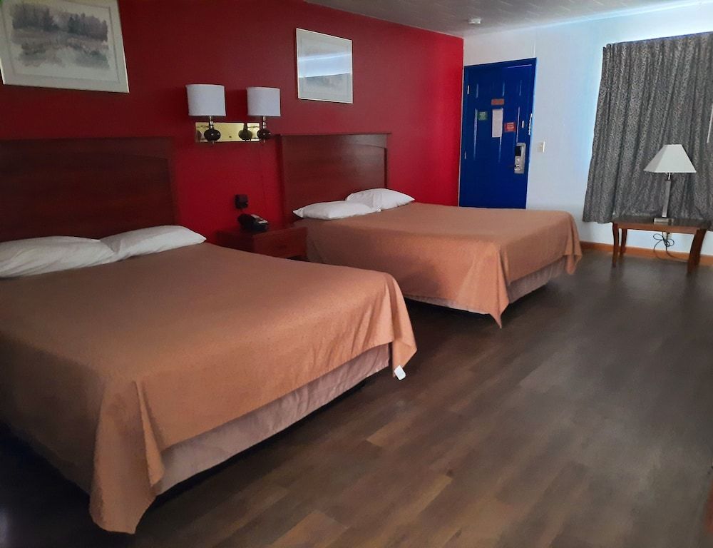 Motel Reedsburg Two queen beds non smoking 6