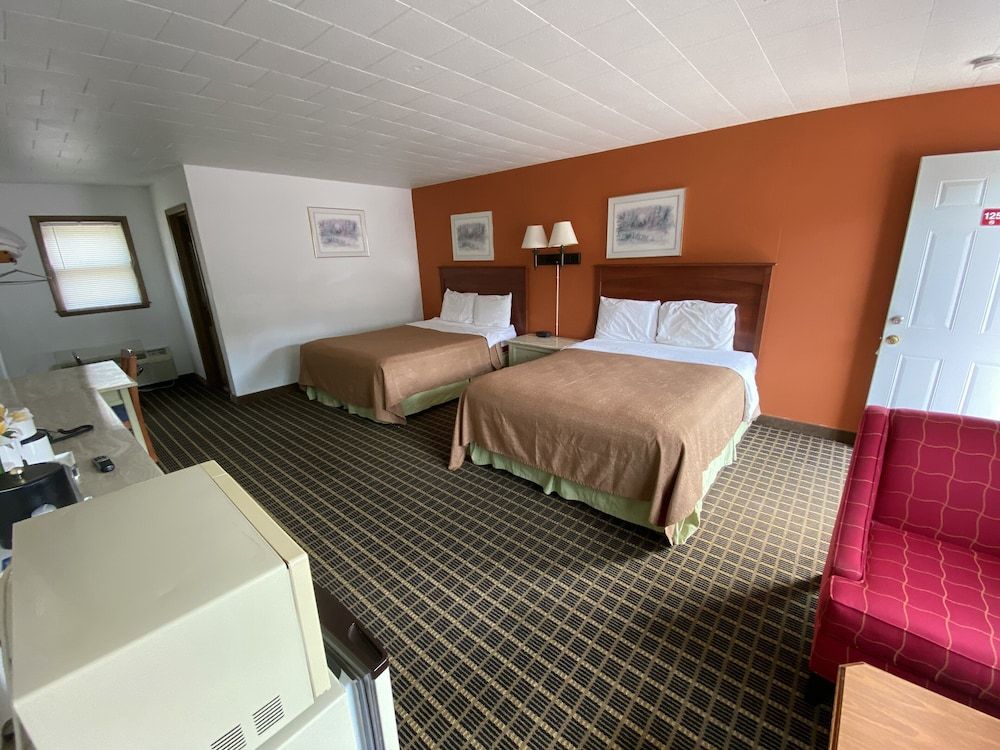 Motel Reedsburg Two queen beds non smoking 3