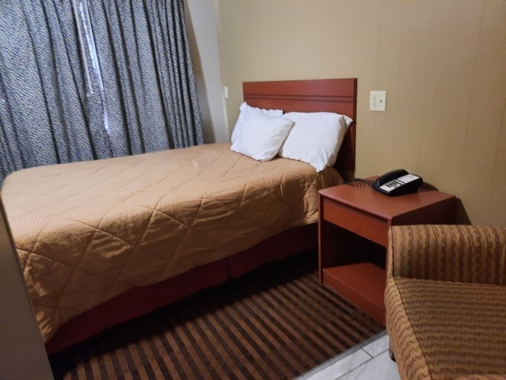 Motel Reedsburg Basic Single Room, 1 Queen Bed 4