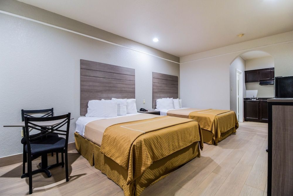 Scottish Inn & Suites Baytown Standard Room, 2 Queen Beds 4