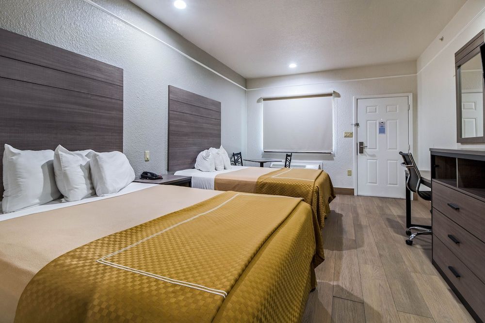 Scottish Inn & Suites Baytown Standard Room, 2 Queen Beds 2