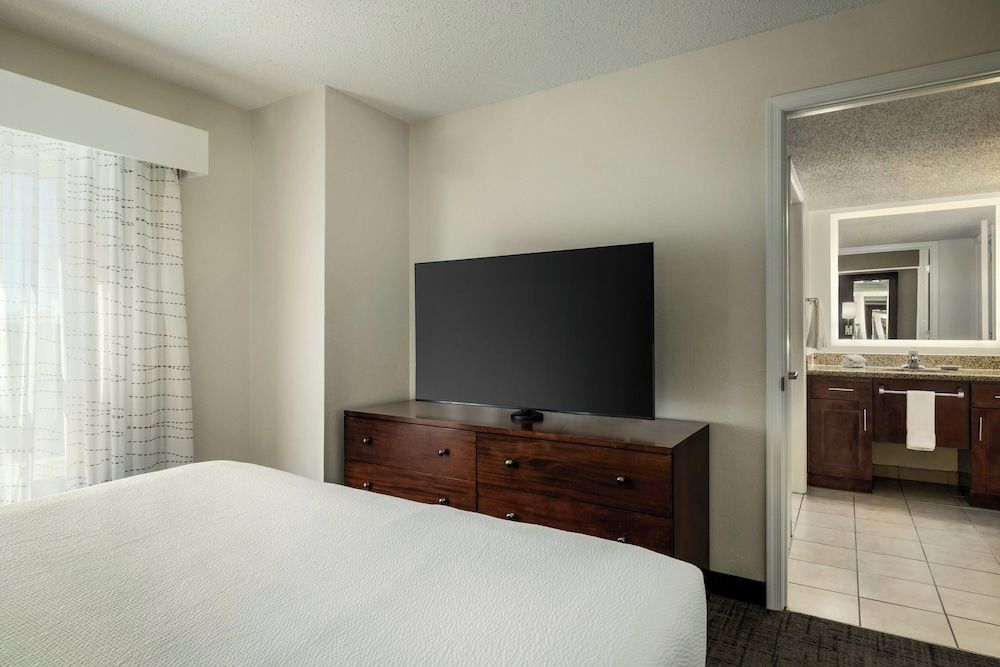Suite, 2 Bedrooms (Mobility/Hearing Access, Roll-In Shwr)